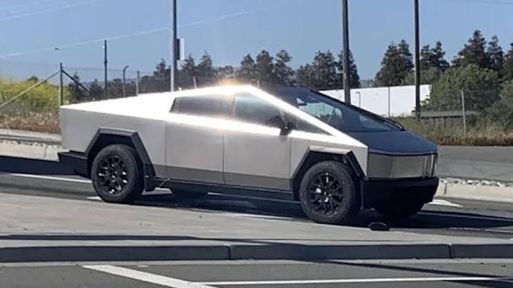 Tesla Cybertruck 2024: Stainless Steel Exterior